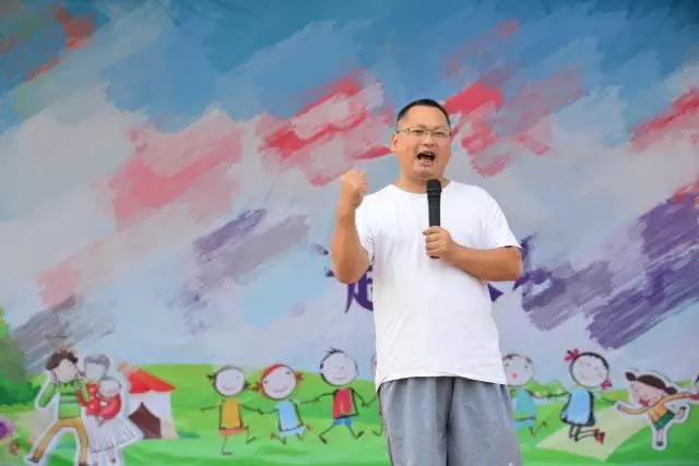 廣東博皓公司總經(jīng)理、鷹之家班主任尹總，為我們本次運(yùn)動(dòng)會(huì)致開(kāi)幕詞