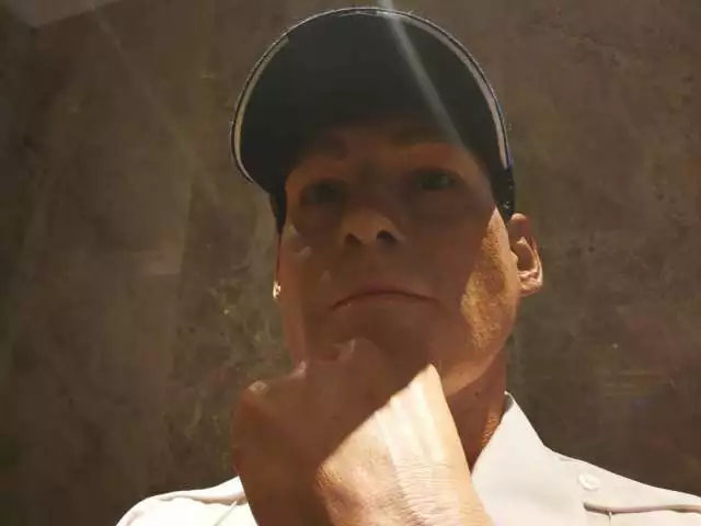 凌厲的眼神流轉(zhuǎn)，目光如炬，手掌的青筋清晰暴出，歲月的紋路無情橫亙——樹脂雕塑《站崗》