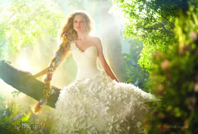 假若將玻璃鋼船艇比喻成一位女生，那么膠衣就是她華美的衣裳！
