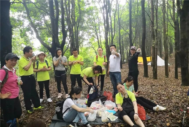 博皓人勞作過后，分享、享受美食