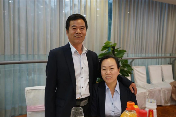 博皓家人們歡聚一堂，把酒言歡，開(kāi)懷暢飲