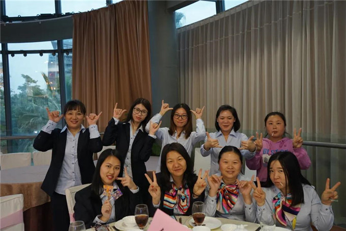 博皓家人們歡聚一堂，把酒言歡，開(kāi)懷暢飲-3