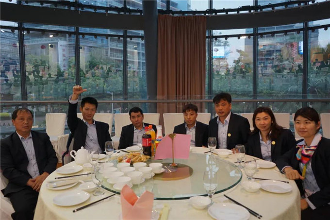 博皓家人們歡聚一堂，把酒言歡，開(kāi)懷暢飲-4