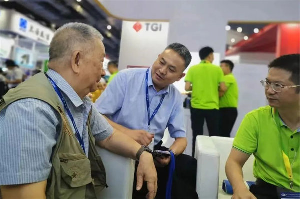 中國(guó)復(fù)合材料工業(yè)協(xié)會(huì)特邀顧問(wèn)，中國(guó)SMC之父，黃家康到博皓展臺(tái)交流指導(dǎo)
