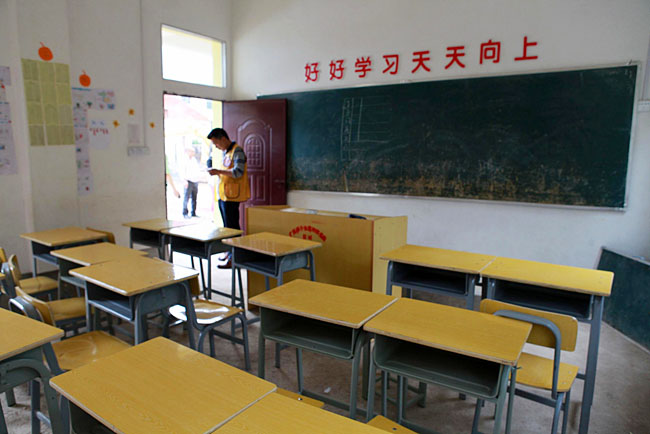梅嶺小學(xué)僅有20多個學(xué)生，只有包括1個校長在內(nèi)的3個老師