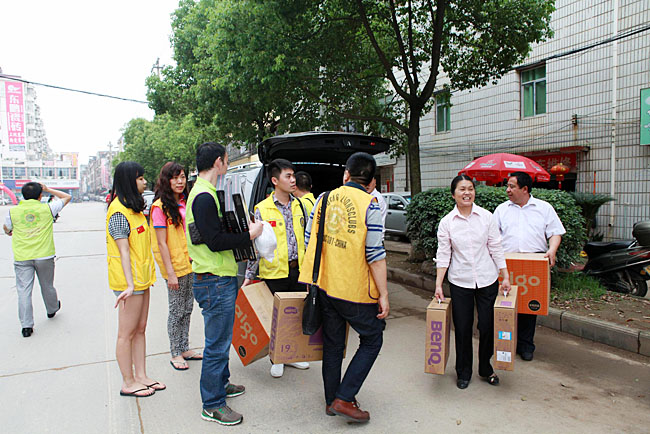 車隊(duì)到達(dá)備田小學(xué)，隨車捐贈的物資送到小學(xué)
