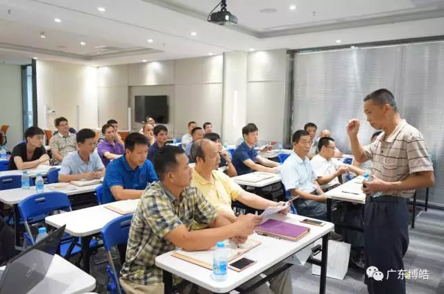 主講——原中國玻璃鋼協(xié)會技術(shù)研修的模具制作特聘講師、廣東博皓復(fù)合材料有限公司復(fù)合材料應(yīng)用技術(shù)總顧問譚永枝老師